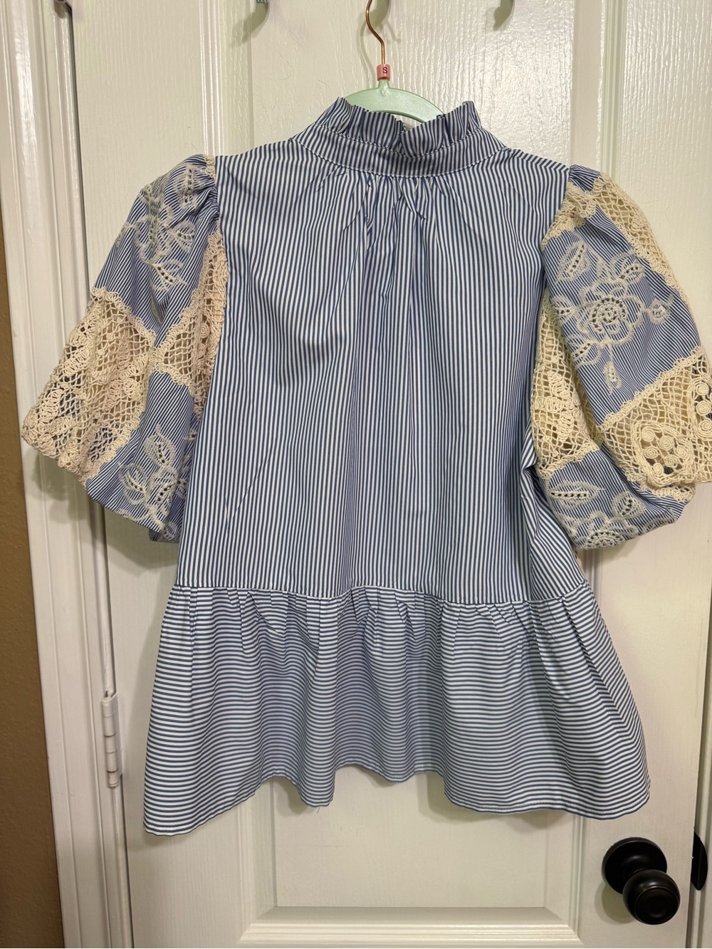 H152 NWT Entro S pp18 L p21 Blue & Cream Lace Trim Striped Button-Up Top - Picture 6 of 16